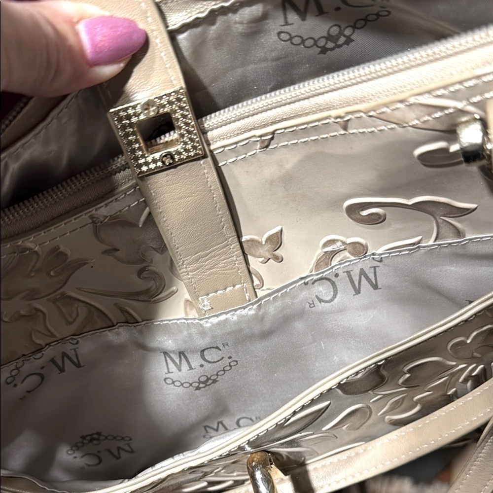 Elegant Floral Embossed Beige Handbag - Picture 8 of 9